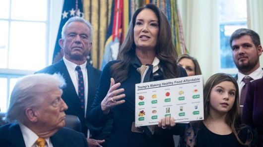 브룩 롤린스 미국 농무부 장관이 지난 14일 미국 워싱턴 D.C. 백악관 집무실에서 열린 서명식에서 연설하고 있다. 도널드 트럼프 미국 대통령은 학교에서 전지방 우유와 2% 저지방 우유를 제공할 수 있도록 허용하는 법안에 서명했다. EPA연합뉴스