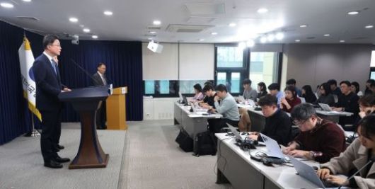 류제명 과학기술정보통신부 제2차관이 15일 서울 종로구 정부서울청사에서 '독자 AI 파운데이션 모델 프로젝트 1차 단계 평가 결과' 를 발표하고 있다. 2026.1.15 조용준 기자