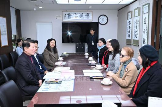 백경현 시장이 고(故) 하인두 화백의 부인 류민자 화백과 대화를 나누고 있다. 구리시 제공