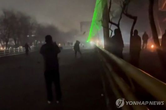 1월 10일(현지시간) 소셜네트워크서비스(SNS)에 확산한 이란 북부 마슈하드 지역 시위 현장 모습. AFP연합뉴스