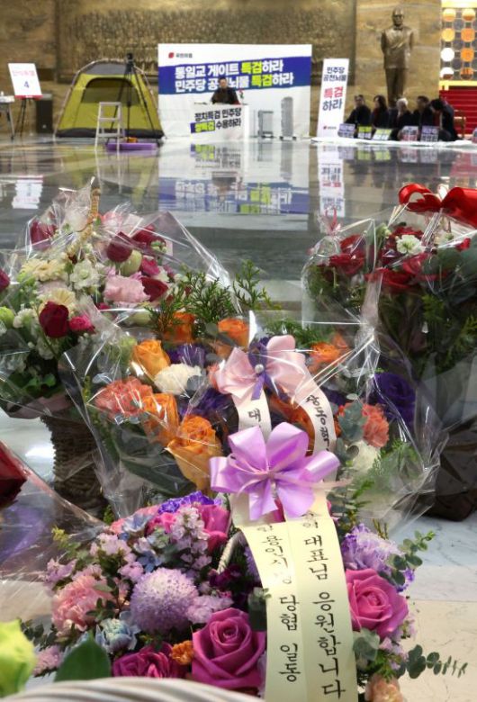 국민의힘 장동혁 대표가 더불어민주당에 통일교·공천헌금 '쌍특검' 수용을 요구하며 단식 투쟁을 나흘째 이어가고 있는 18일 국회 로텐더홀에 장 대표를 응원하는 꽃바구니가 배달되어 있다. 연합뉴스