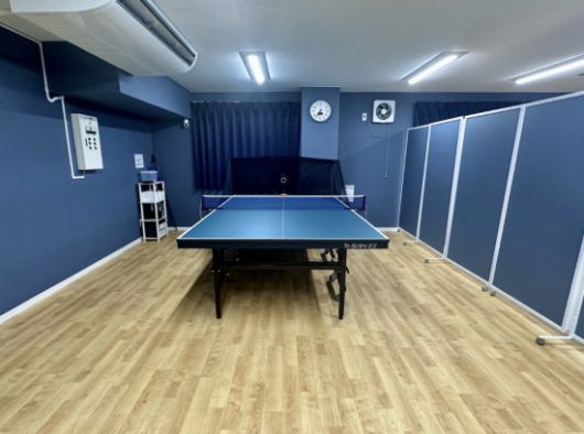 탁구장 프랜차이즈 '스마트탓큐짐'에 마련된 1인용 탁구 공간. 기계에서 나오는 탁구공을 혼자서 칠 수 있도록 했다. 스마트탓큐짐.