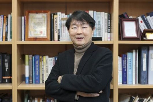 신관호 한국금융학회장이 지난 7일 서울 성북구 고려대학교 정경관에서 인터뷰에 앞서 포즈를 취하고 있다.