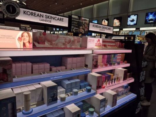 세포라 샹젤리제점 한 가운데에 놓인 라네즈 매대. 아모레퍼시픽은 라네즈를 중심으로 미국과 유럽 시장을 공략 중이다. 라네즈는 현지에서 가격대가 있는 프리미엄 화장품 군에 속한다.