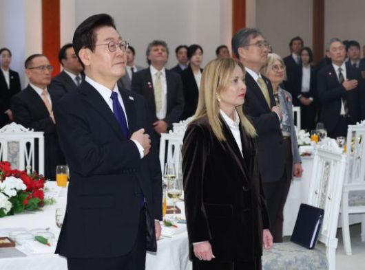 이재명 대통령이 19일 청와대에서 열린 조르자 멜로니 이탈리아 총리와의 공식 오찬에서 국기에 경례하고 있다. 연합뉴스