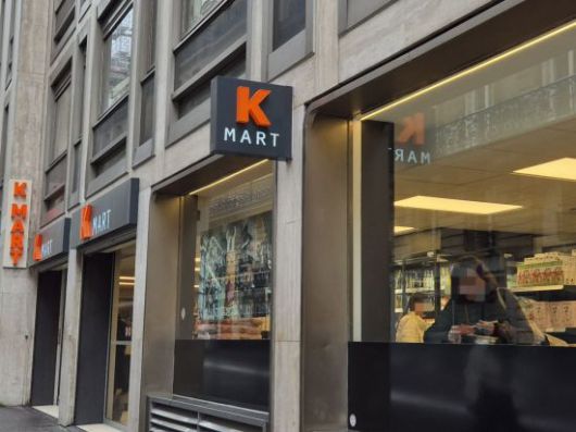 한 소비자가 점심 시간에 김치를 샐러드처럼 먹고 있는 모습. 프랑스 소비자들은 김치를 건강식품으로 인식해 샐러드처럼 즐기는 것이 일반적이다.