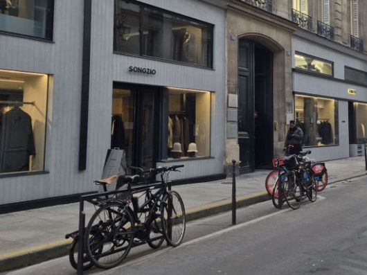 송지오 매장 외관 모습. 왼쪽은 송지오 남성복과 지제로(ZZERO) 제품이 판매된다. 오른쪽은 지난해 9월 문을 연 여성복 매장.