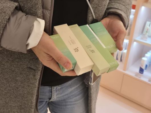 나탈리 프라도씨가 가방에서 꺼내 보여준 쇼핑 제품. 이날 매장에서는 블랙프라이데이를 맞아 K뷰티 브랜드 '퓨리토' 제품을 크게 할인해 9유로에 판매했다.