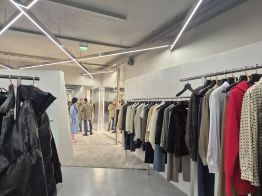 매장 안 탈의 공간에서 고객이 입은 옷을 살펴보고 있다. 시스템 매장 직원은 현지 소비자들이 가장 많이 선택하는 품목으로 ‘바지’를 꼽았다. 한국 브랜드 특유의 정교한 바지 핏과, 아우터나 니트에 비해 가격 부담이 상대적으로 낮다는 점이 합리적인 선택지로 받아들여진 것으로 보인다.