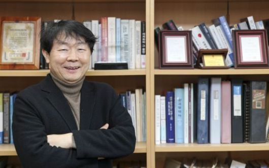 신관호 한국금융학회장이 지난 7일 서울 성북구 고려대학교 정경관에서 인터뷰에 앞서 포즈를 취하고 있다.