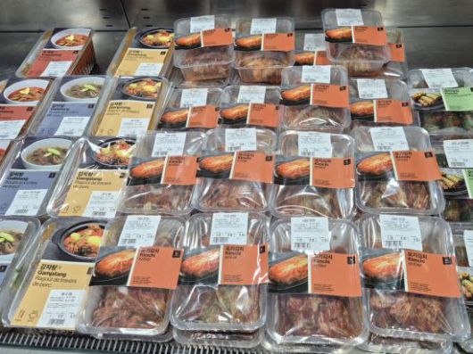 K마트 샹젤리제점에서 판매하고 있는 김치와, 국 등 간편식. 120g 소포장 김치도 판매하고 있는데 한달 생산량만 약 2000개에 달한다.자체 점포에서만 해당 물량을 모두 소화하고 있다.