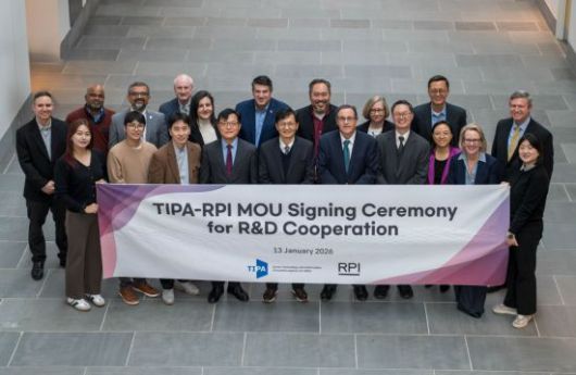 전필호 중소기업기술정보진흥원 기술혁신본부 본부장(첫줄 왼쪽 다섯번째)과 Jon Dordic 렌슬러공과대학교 부총장(첫줄 왼쪽 여섯번째)을 비롯한 각 기관 관계자들이 업무협약 단체사진을 찍고 있다. 중소기업기술정보진흥원