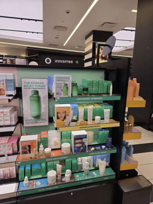 15일(현지시간) 미국 뉴욕 맨해튼 타임스퀘어 인근의 화장품 편집숍 세포라 매장에 한국 화장품 브랜드 이니스프리 전용 진열대가 마련돼 있다. 뉴욕=권해영 특파원