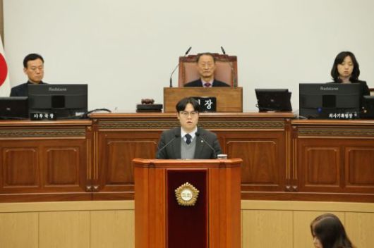 진형익 더불어민주당 경남 창원시의원이 창원시의회 제149회 임시회 제1차 본회의에서  '보호관찰 관리체계 개선 촉구 건의안'에 대해 설명하고 있다. 이세령 기자