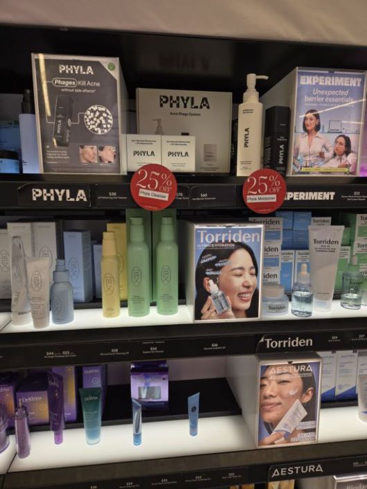 15일(현지시간) 미국 뉴욕 맨해튼 타임스퀘어 인근의 화장품 편집숍 세포라 매장 한쪽 벽면에 한국 화장품 브랜드가 진열돼 있다. 뉴욕=권해영 특파원