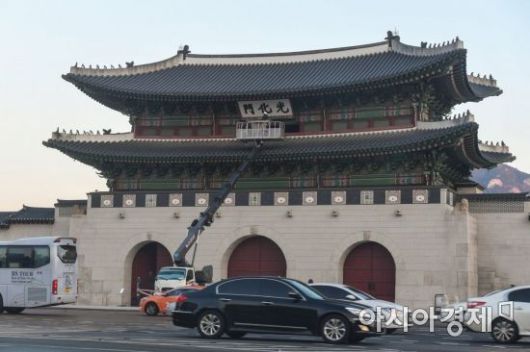 8일 오전 서울 종로구 광화문에서 인부들이 현판을 점검하고 있다. 광화문 현판은 지난 여름 색상 과학적 분석 연구를 위해 실물 크기 실험용 현판 촬영 작업을 진행 했다./강진형 기자aymsdream@