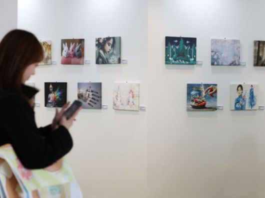 서울 강남구 코엑스 더플라츠에서 열린 'AI 콘텐츠 페스티벌'에서 방문객이 AI 아티스트 커뮤니티 작품을 관람하고 있다. 연합뉴스