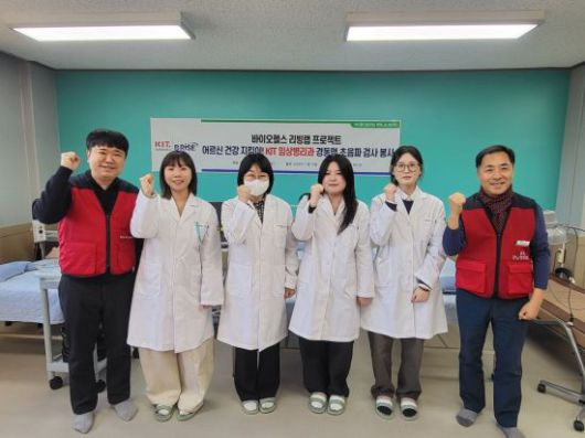 경남정보대학교 의료봉사단이 바이오헬스 리빙랩 프로젝트로 사상구 모라동 백양종합사회복지관에서 '지역 어르신 대상 경동맥 초음파 검사 의료봉사'를 하고 있다.