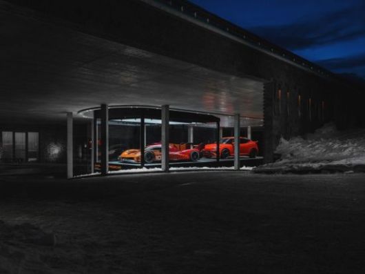 스위스 다보스 아메론호텔에 전시된 'GMR-001 하이퍼카'(왼쪽)와 'GV60 마그마'. 제네시스