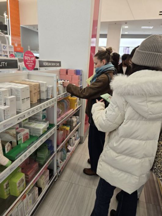 15일(현지시간) 미국 뉴욕 맨해튼에 위치한 화장품 편집숍 얼타뷰티에서 현지 소비자들이 '코리안 스킨케어' 코너에 진열된 한국 화장품을 살펴보고 있다. 뉴욕=권해영 특파원