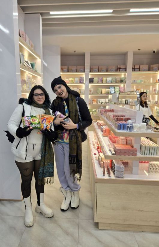 15일(현지시간) 미국 뉴욕 맨해튼에 위치한 한국 화장품 판매점 H-아트에서 한국 화장품을 둘러보던 관광객들이 H-마트에서 구입한 한국산 스낵을 들고 카메라를 향해 웃고 있다. 뉴욕=권해영 특파원