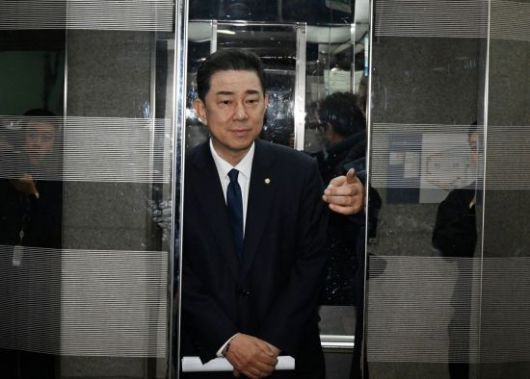 김병기 전 더불어민주당 원내대표가 19일 국회 소통관에서 윤리심판원의 제명 처분 결정 등 그간의 심경에 관한 입장을 밝힌 뒤 회견장을 떠나고 있다. 김현민 기자