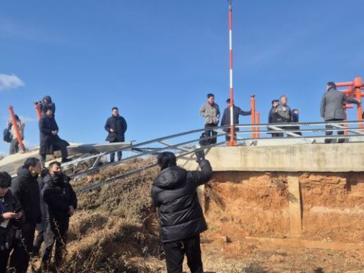 20일 오후 12·29 여객기 참사 진상규명을 위한 국정조사특별위원회와 사고 유족들이 전남 무안군 무안국제공항 활주로에 설치된 콘크리트 둔덕(로컬라이저)을 살펴보고 있다. 민현기 기자