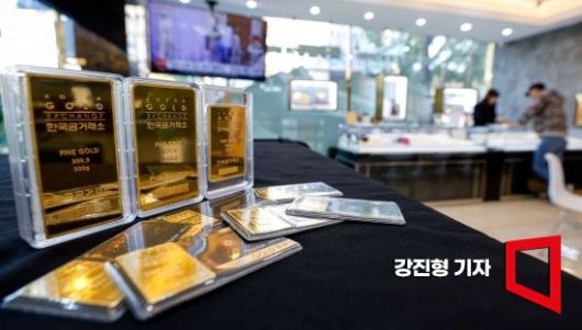 같은 24K 순금이라도 순도에 따라 거래 가격은 달라진다. 골드바는 대부분 순도 99.99%(포나인)인 반면, 돌 반지나 기념품은 99.9% 또는 99.5%인 경우가 많다. 순도가 낮은 금은 다시 정련하는 과정에서 비용이 발생하기 때문에 판매 시 가격이 낮아진다. 강진형 기자