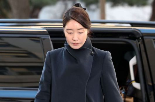 2022년 지방선거를 앞두고 전 사무국장 남모씨를 통해 김경 서울시의원이 공천 대가로 건넨 1억원을 수수한 혐의를 받는 무소속 강선우 의원이 20일 서울 마포구 서울경찰청 공공범죄수사대로 출석하고 있다. 연합뉴스