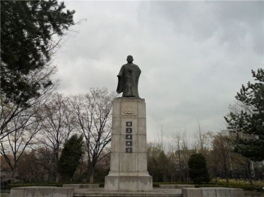 효창공원에 있는 원효대사 동상. 장충단공원 이준 열사 동상과 함께 오세훈 시장의 배우자인 송현옥 교수의 부친 고 송영수 조각가의 작품이다.