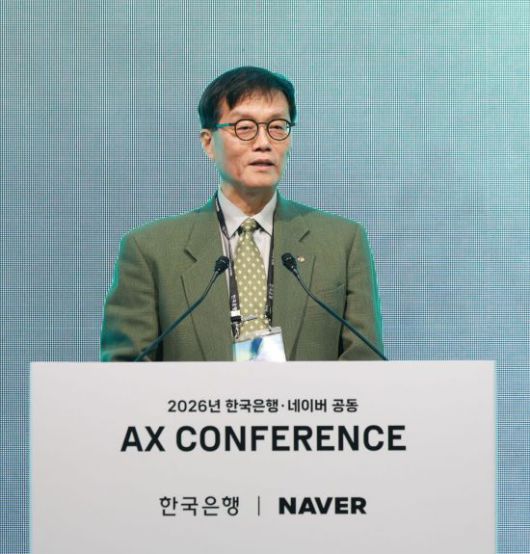 이창용 한국은행 총재가 21일 서울 중구 한은에서 열린 '한국은행·네이버 공동 AX 콘퍼런스'에서 환영사를 발표하고 있다. 한국은행