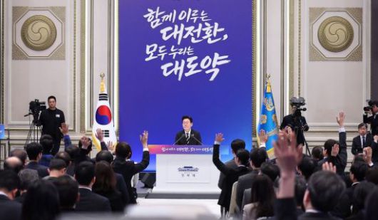 이재명 대통령이 21일 청와대 영빈관에서 열린 신년기자회견에서 취재진의 질문을 받고 있다. 연합뉴스