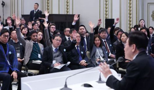 이재명 대통령이 21일 청와대 영빈관에서 열린 신년기자회견에서 외신 기자들의 질문을 받고 있다. 연합뉴스