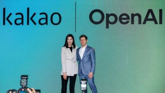 챗GPT 개발사 오픈AI 창업자인 샘 올트먼 최고경영자(CEO)와 정신아 카카오 대표가 4일 서울 중구 플라자호텔에서 열린 '카카오 미디어데이'에 참석해 사진촬영 하고 있다. 강진형 기자