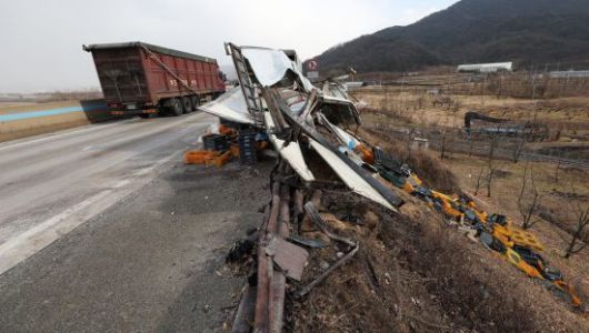 지난 10일 경북 상주시 서산영덕고속도로에서 발생한 다중 추돌사고로 다수 사상자가 발생한 가운데 사고로 부서진 화물차를 관계자들이 수습하고 있다. 연합뉴스