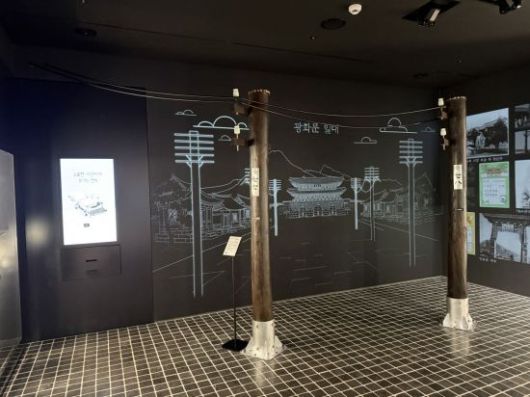 KT의 체험형 전시 공간 '온마루'에 재현된 1885년 당시 통신용 전신주. 이명환 기자