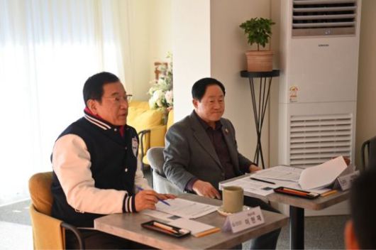 이현재 하남시장과 주광덕 남양주시장이 22일 '하남시-남양주시 상생협력 기반 한강 수변 친환경 연계 발전 방안 공동 연구 용역' 보고회를 개최하고 있다. 하남시 제공