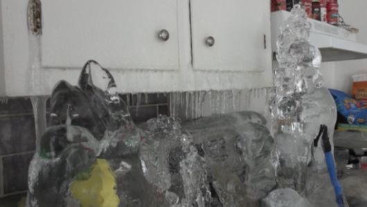 수도관 동파로 얼어붙은 캐나다 퀘벡의 연립주택 내부 모습. CTV뉴스