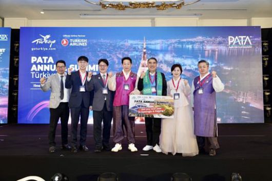 김남일 경북문화관광공사 사장(왼쪽 4번째)이 PATA 유치 확정을 축하하며 기념촬영을 하고 있다.