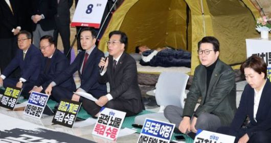 송언석 국민의힘 원내대표가 22일 장동혁 대표가 통일교·공천헌금 '쌍특검' 수용을 요구하며 여드레째 단식 농성을 벌이고 있는 국회 로텐더홀에서 열린 최고위원회의에서 발언하고 있다. 김현민 기자