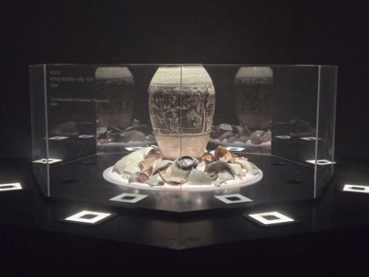 서울 종로구 인사동 아라아트센터 내 '쿠키런: 킹덤' 아트 컬래버 프로젝트 특별전에 전시된 박상진 장인의 분청사기 작품. 노경조 기자