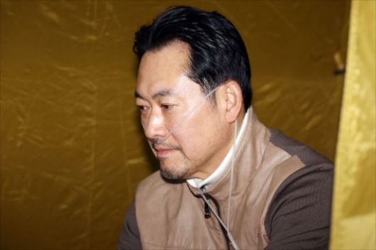 '통일교·공천헌금' 쌍특검법 수용 촉구 단식 7일차를 맞은 장동혁 국민의힘 대표가 21일 국회 본청 로텐더홀 단식농성장에서 생각에 잠겨 있다. 김현민 기자