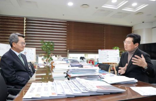 이상일 용인시장(오른쪽)이 23일 용인시청을 방문한 김동연 경기도지사에게 지방산단계획 심의 권한 이양 등 시의 주요 현안에 대한 경기도의 지원을 요청하고 있다. 용인시 제공