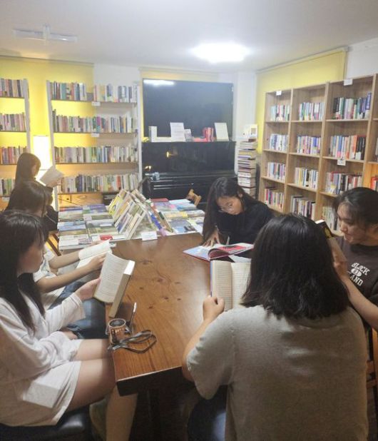 지난해 독서동아리 활동에 참여한 아이들이 각자 원하는 책을 골라 읽고 있다. 관악구 제공.