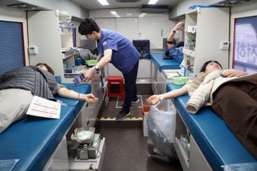 ESG헌혈 캠페인에 직접 팔을 걷어 붙인 전남사회서비스원 직원들.