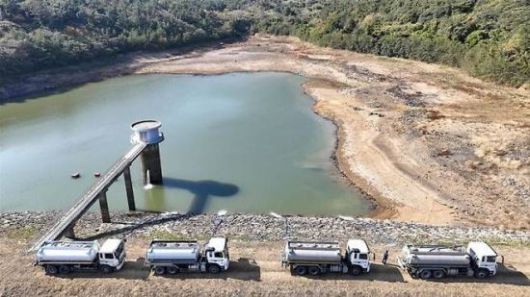 완도군에서 동원한 급수차가 비상 용수를 운반하고 있다. 완도군 제공