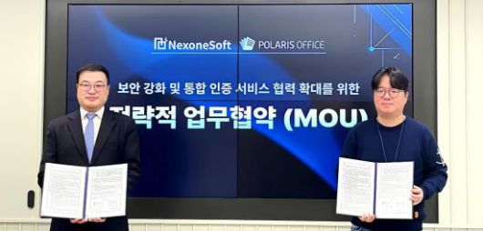 업무협약식 체결 사진. 왼쪽부터 최덕훈 넥스원소프트 대표, 이해석 폴라리스그룹 AI총괄. 폴라리스오피스 제공