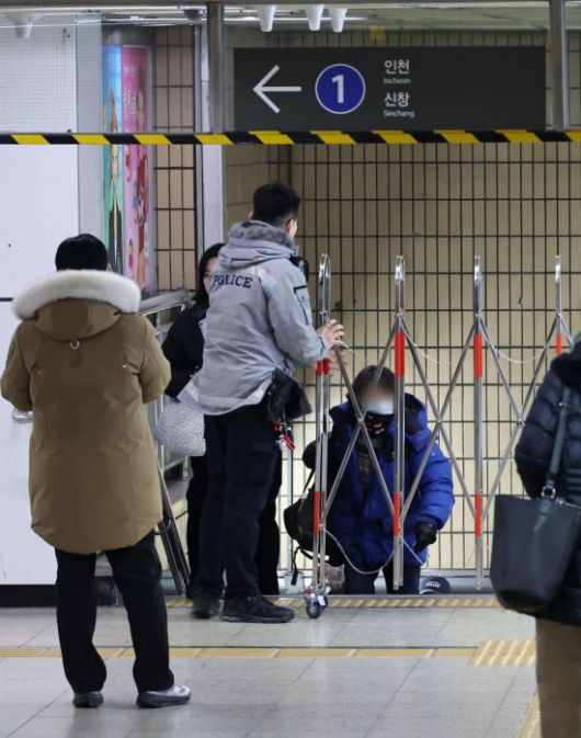 23일 서울 지하철 1호선 종로3가역 상행선 열차의 차량 하부에서 연기가 발생해 승객들이 대피하고 있다. 연합뉴스