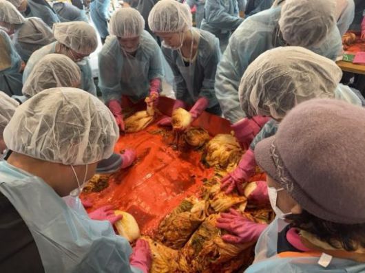 동아쏘시오그룹 신입사원들이 22일 경북 상주시 동아쏘시오그룹 인재개발원에서 사랑의 김장 나눔 봉사활동을 진행하고 있다. 동아쏘시오그룹