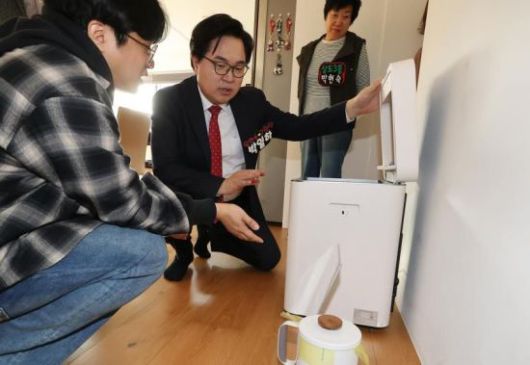 박일하 동작구청장이 가정용 음식물 감량기 구매비를 지원받은 가정을 방문해 주민 의견을 듣고 있다. 동작구 제공.